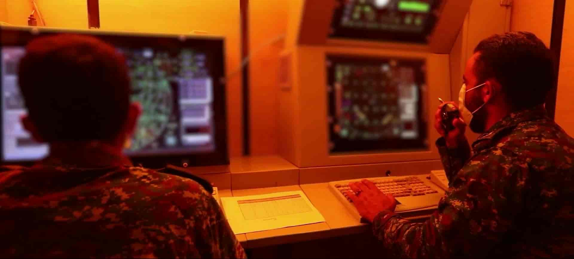 دو مرد ناشناس در حال مدیریت دستگاه رادار نظامی